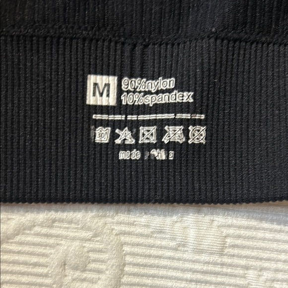 Elegant Black Ribbed Long Sleeve CropTop. Medium. - Picture 6 of 6